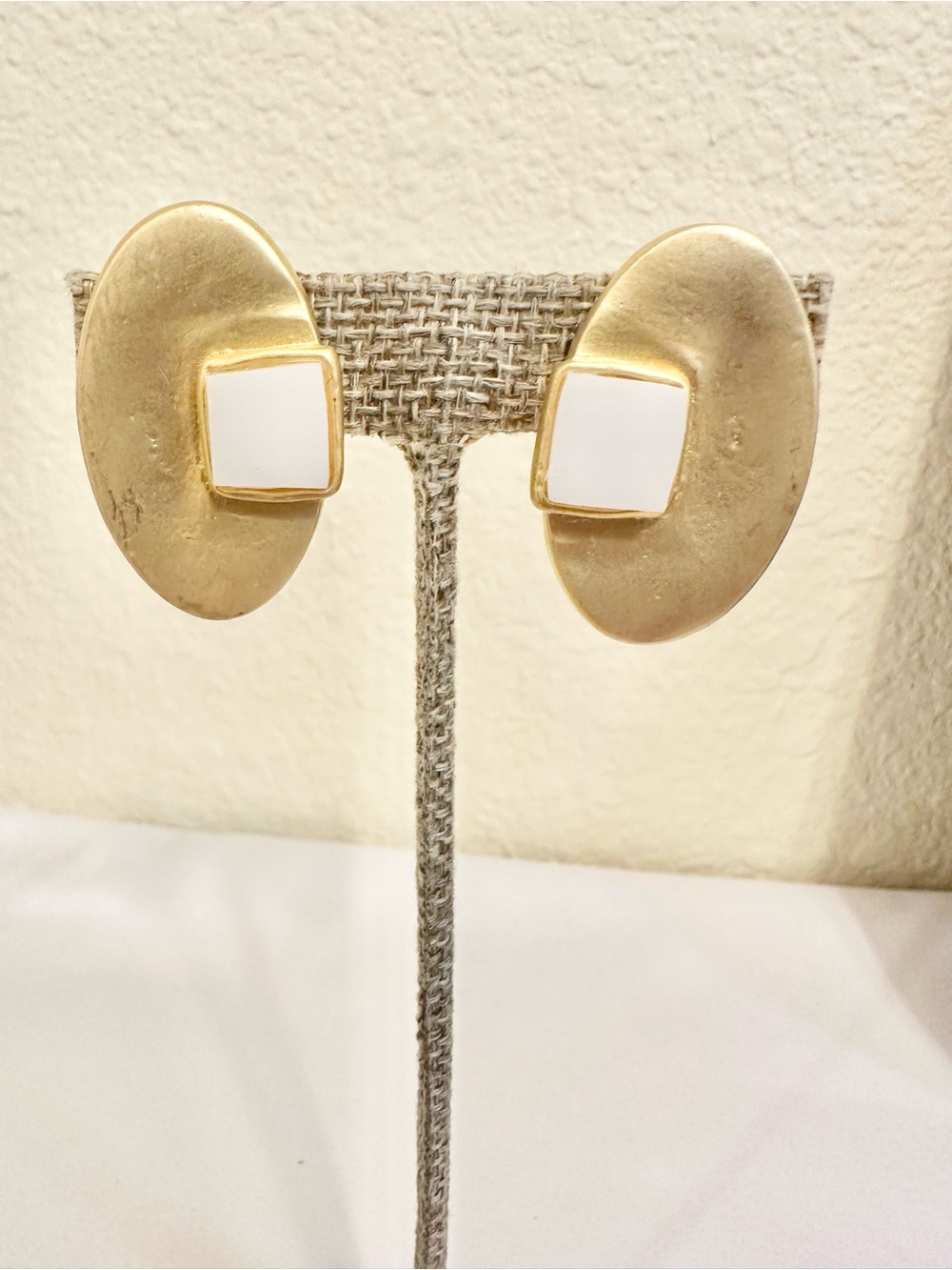 90s Vintage Gold-tone White Inset Oval Clip Earrings